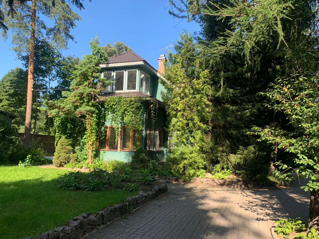 Коттедж с каминами и банным домиком на закрытой территории