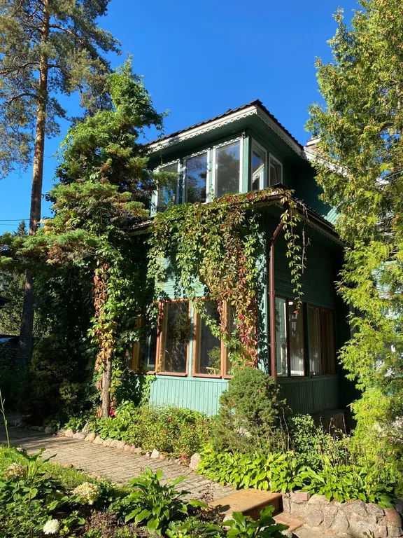 Коттедж с каминами и банным домиком на закрытой территории