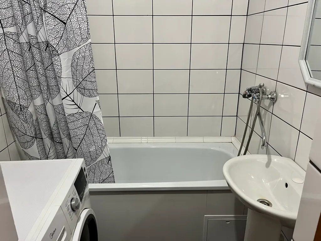 Квартира двухкомнатная на улице Трегубенко, 52 м², Минусинск — ванная комната, фото 2