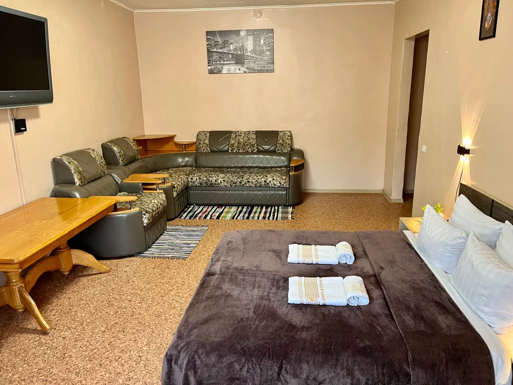 Квартира двухкомнатная на улице Трегубенко, 52 м², Минусинск — спальня, фото 3