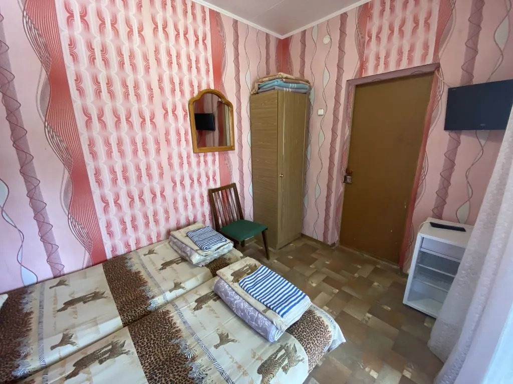 Двухместный номер с 2 отдельными кроватями эконом с балконом и отдельным туалетом — Уютный, фото 1 из 5