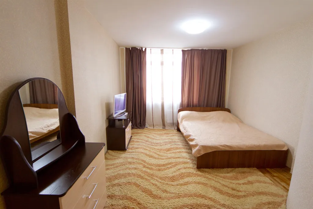Квартира однокомнатная в Советском, 45 м², Красноярск — спальня, фото 2