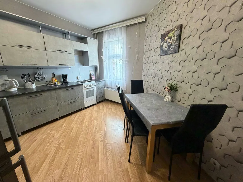 Квартира однокомнатная в Ново-Савиновском, 70 м², Казань — кухня, фото 2