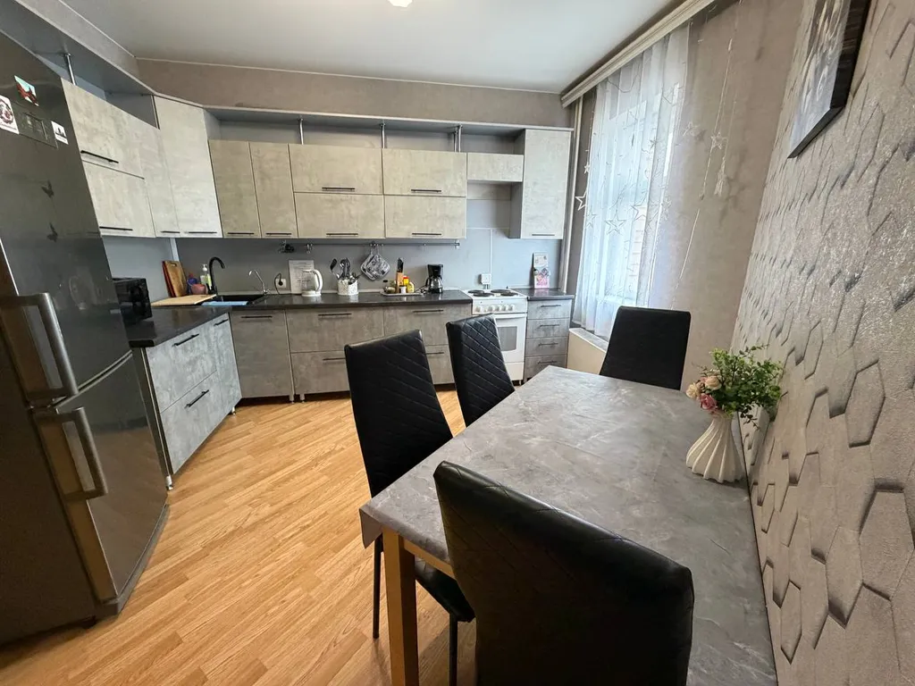 Квартира однокомнатная в Ново-Савиновском, 70 м², Казань — кухня, фото 3