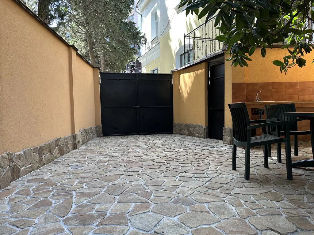 Квартира двухкомнатная на улице Боткинской, 55 м², Ялта — фото 13