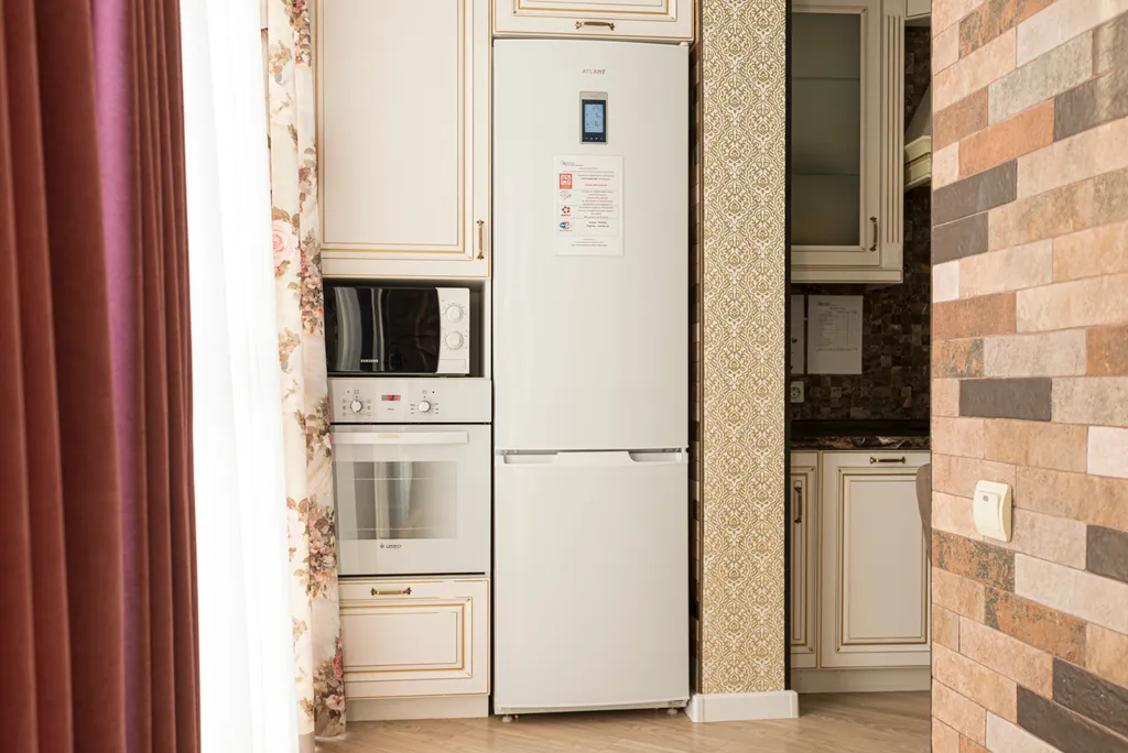 Квартира трёхкомнатная на улице Пирогова, 70 м², Чебоксары — кухня, фото 5