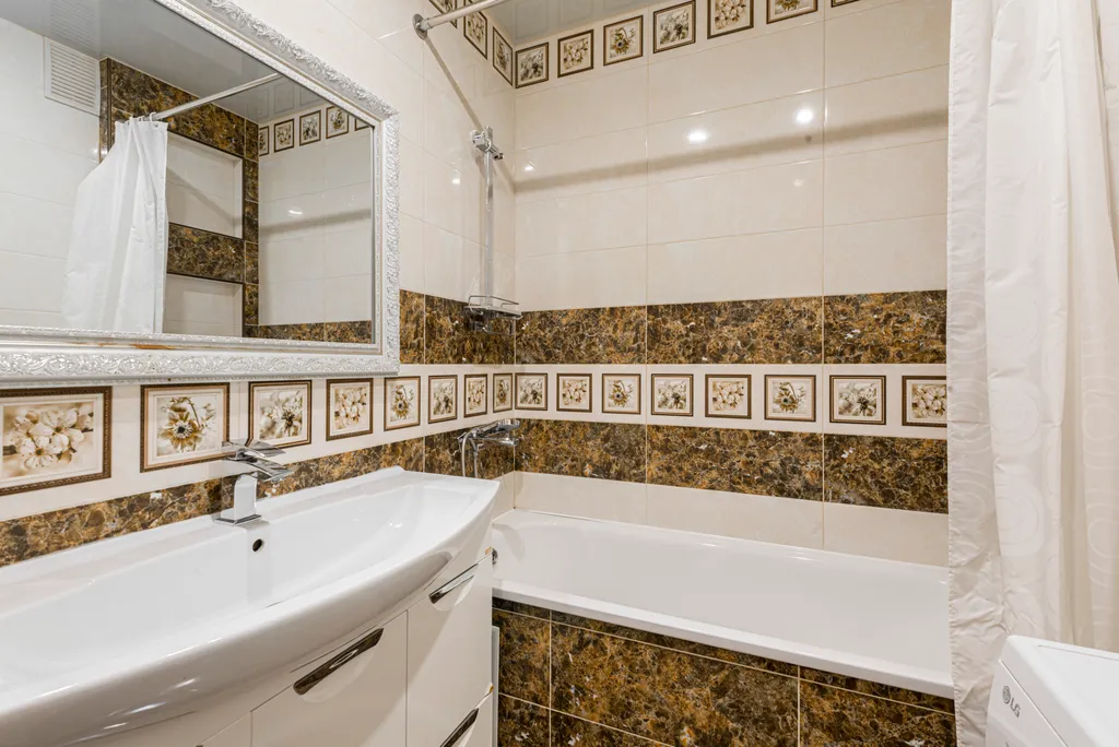 Квартира трёхкомнатная на улице Пирогова, 70 м², Чебоксары — ванная комната, фото 2
