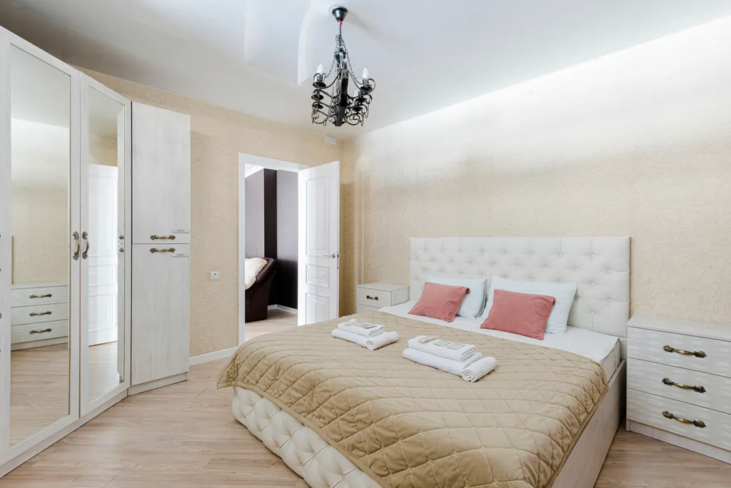 Квартира трёхкомнатная на улице Пирогова, 70 м², Чебоксары — спальня, фото 4