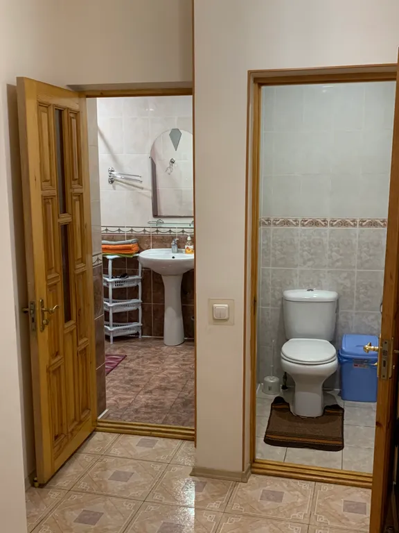 Дом 4-местный на улице Садовой, 90 м², Ялта — ванная комната, фото 3