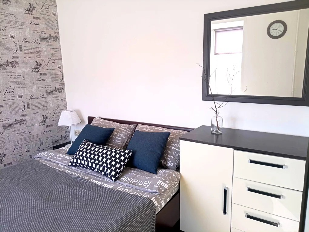 Квартира двухкомнатная на набережной реки Великой, 44 м², Псков — спальня, фото 2