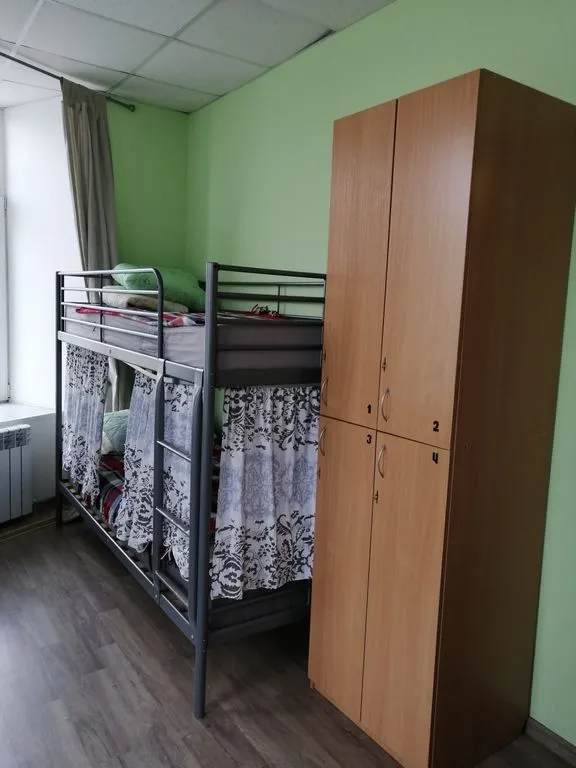 Многоместный мужской номер с общей ванной комнатой — общий вид