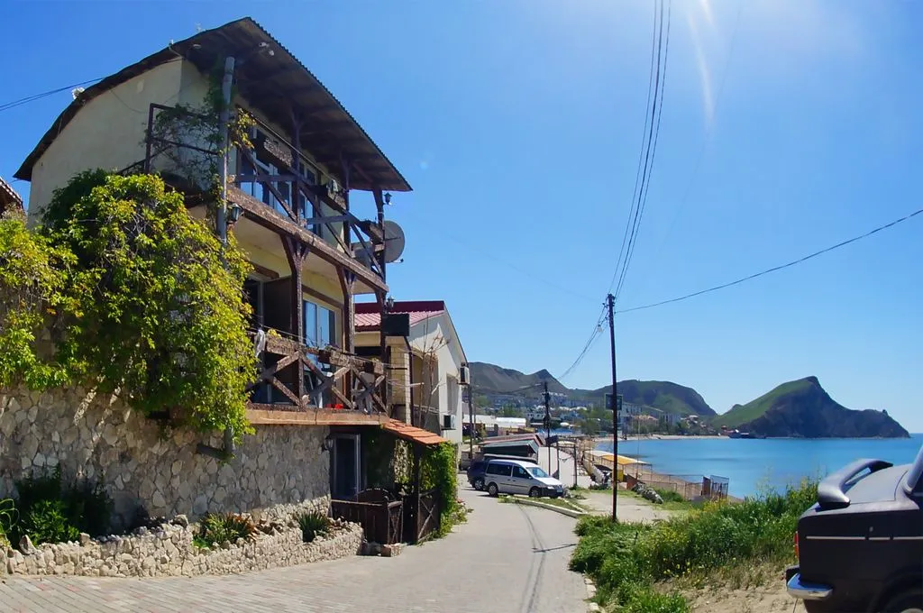 Трёхместный номер -студия на нулевом этаже — Beach Hotel Новая Династия, фото 3 из 5
