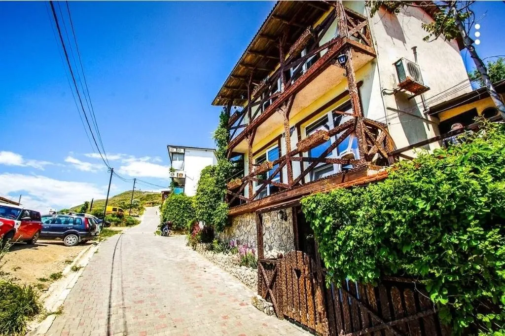 Трёхместный номер -студия на нулевом этаже — Beach Hotel Новая Династия, фото 4 из 5