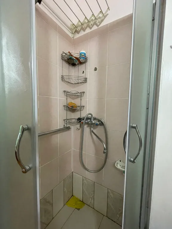 Квартира трёхкомнатная в переулке Батурина, 60 м², Ливадия — ванная комната, фото 3