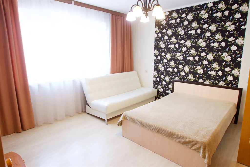 Квартира двухкомнатная в Центральном, 60 м², Красноярск — спальня, фото 2