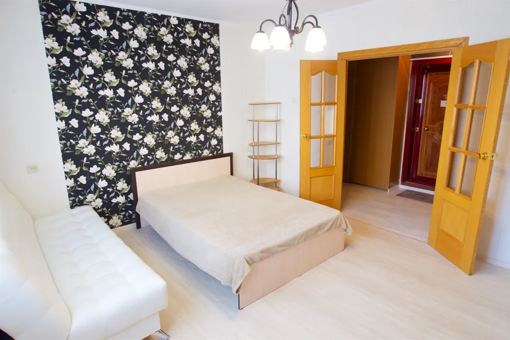 Квартира двухкомнатная в Центральном, 60 м², Красноярск — спальня, фото 3