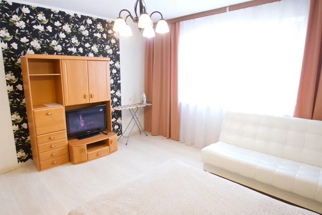 Квартира двухкомнатная в Центральном, 60 м², Красноярск — спальня, фото 4