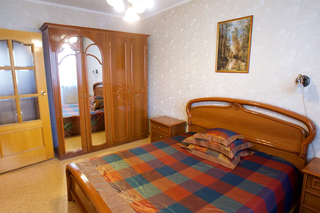 Квартира двухкомнатная в Центральном, 60 м², Красноярск — спальня, фото 6