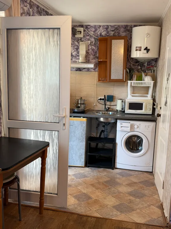 Дом 2-местный на улице имени Розы Люксембург, 13 м², Алупка — фото 12