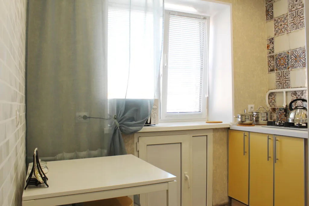 Квартира двухкомнатная на улице Грибоедова, 46 м², Дзержинск — кухня, фото 2