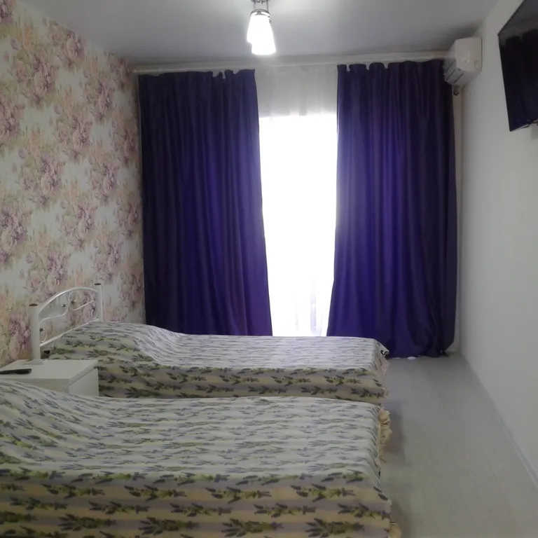 Этаж двухэтажного дома, у подножия Верблюд горы