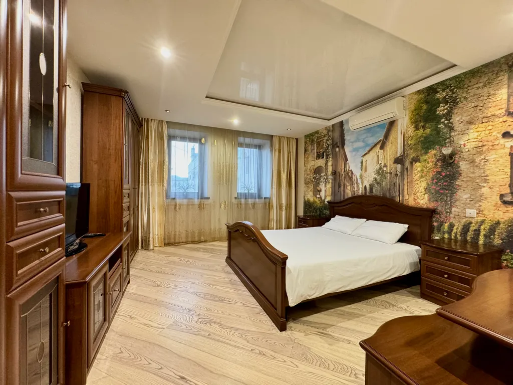 Квартира двухкомнатная у метро Кремлёвская, 90 м², Казань — спальня, фото 4