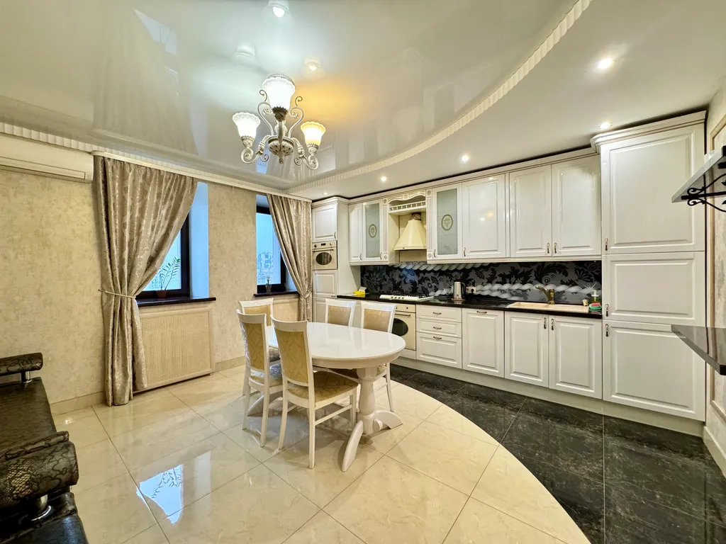 Квартира двухкомнатная у метро Кремлёвская, 90 м², Казань — кухня, фото 5