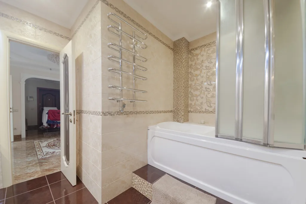 Квартира двухкомнатная у метро Кремлёвская, 90 м², Казань — ванная комната
