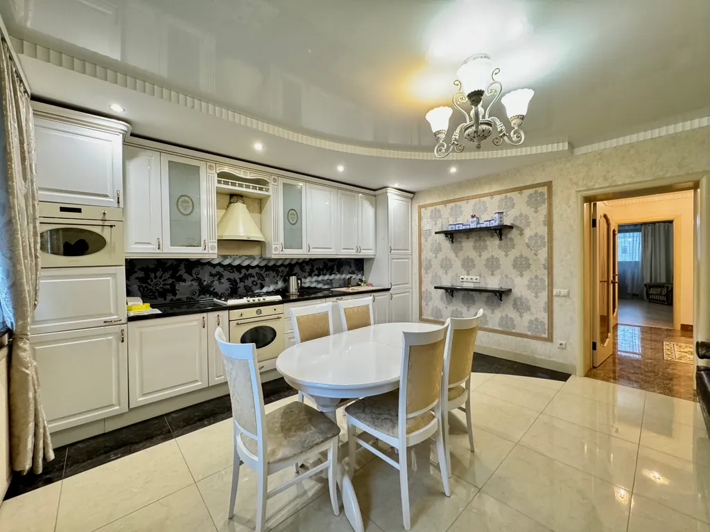 Квартира двухкомнатная у метро Кремлёвская, 90 м², Казань — кухня