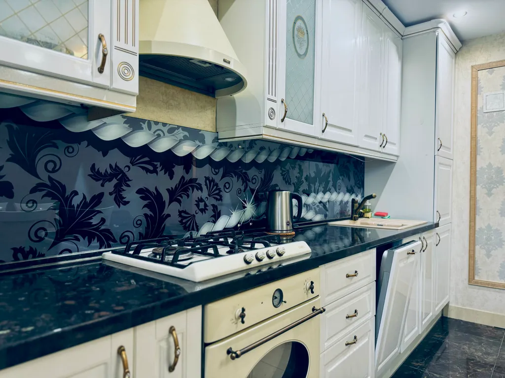 Квартира двухкомнатная у метро Кремлёвская, 90 м², Казань — кухня, фото 2