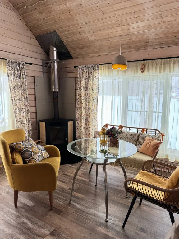 Солнечный домик с террасой у воды