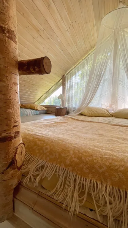 Солнечный домик с террасой у воды