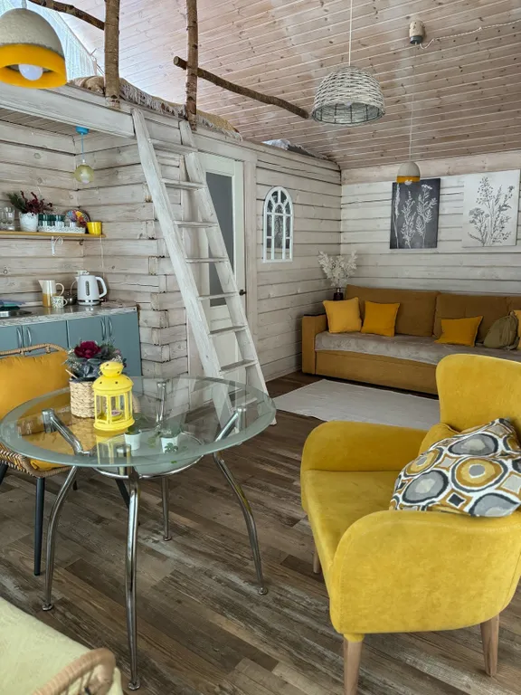 Солнечный домик с террасой у воды