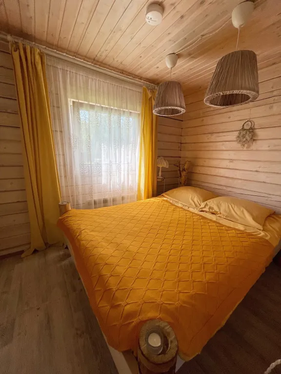 Солнечный домик с террасой у воды