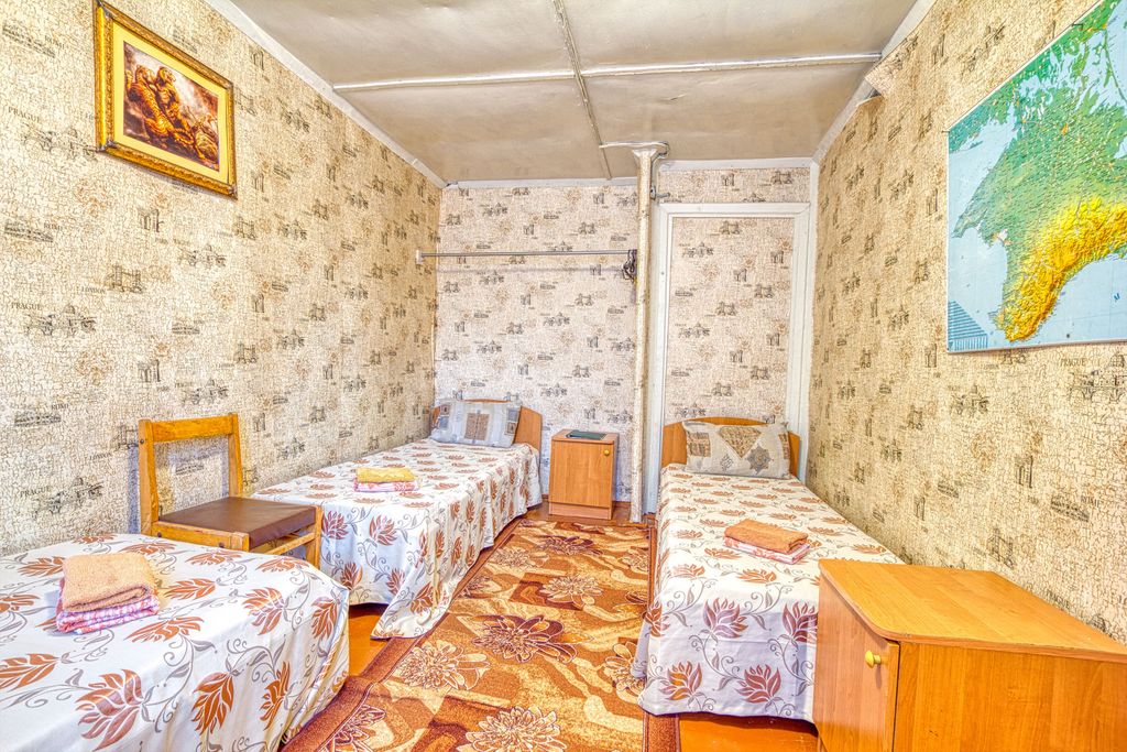 Трёхместный номер эконом с видом на лес — спальное место