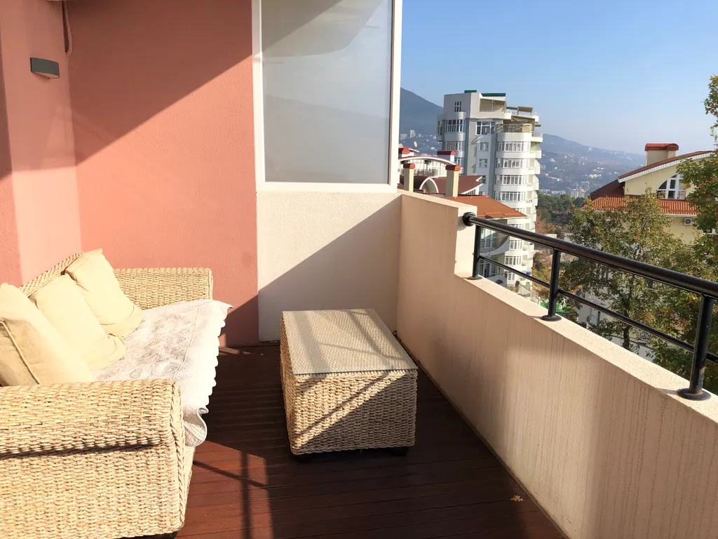 Студия однокомнатная на улице Щорсе, 45 м², Ялта — вид из окна