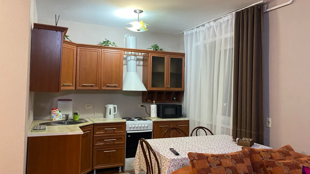Студия однокомнатная на улице Макаренко, 38 м², Таштагол — кухня, фото 2