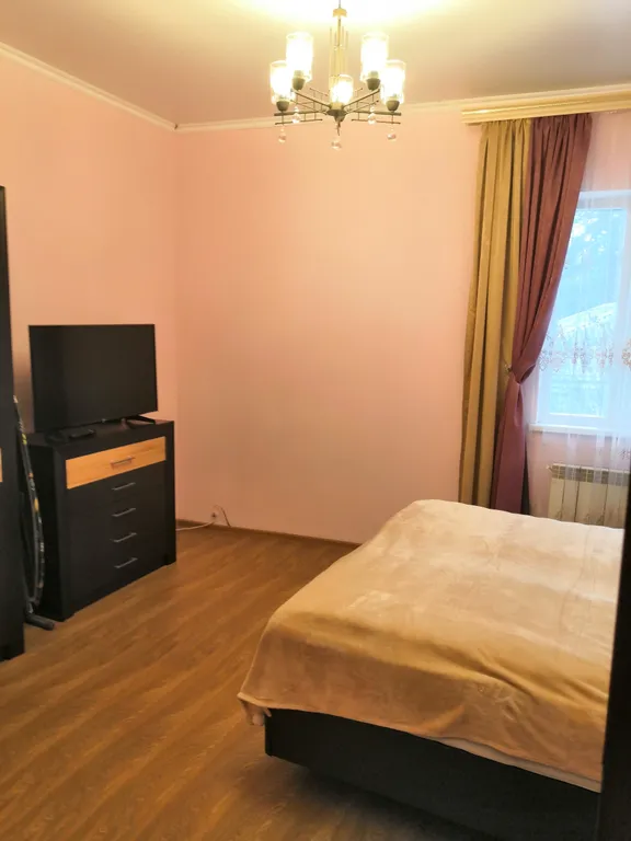 Квартира двухкомнатная на улице Красноармейской, 57 м², Кисловодск — спальня, фото 4