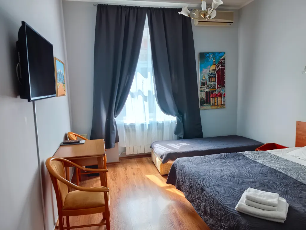 Трёхместный номер COMFORT Трехместная комната повышенной комфортности для 3-х взрослых — Парк Лейн Инн, фото 1 из 5