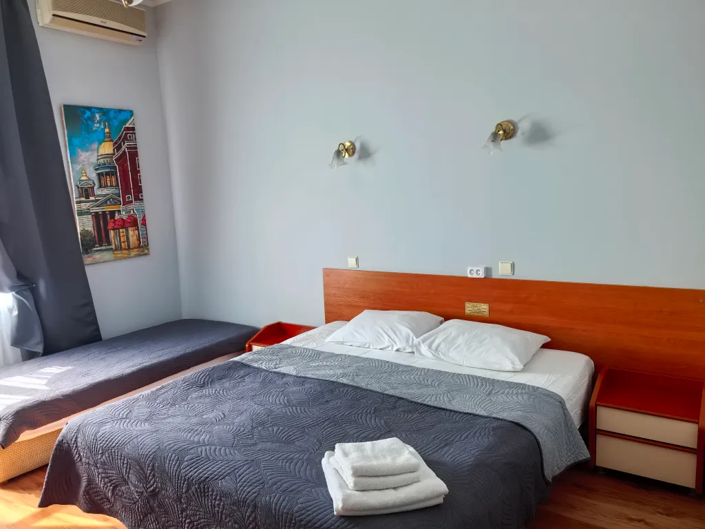 Трёхместный номер COMFORT Трехместная комната повышенной комфортности для 3-х взрослых — Парк Лейн Инн, фото 2 из 5