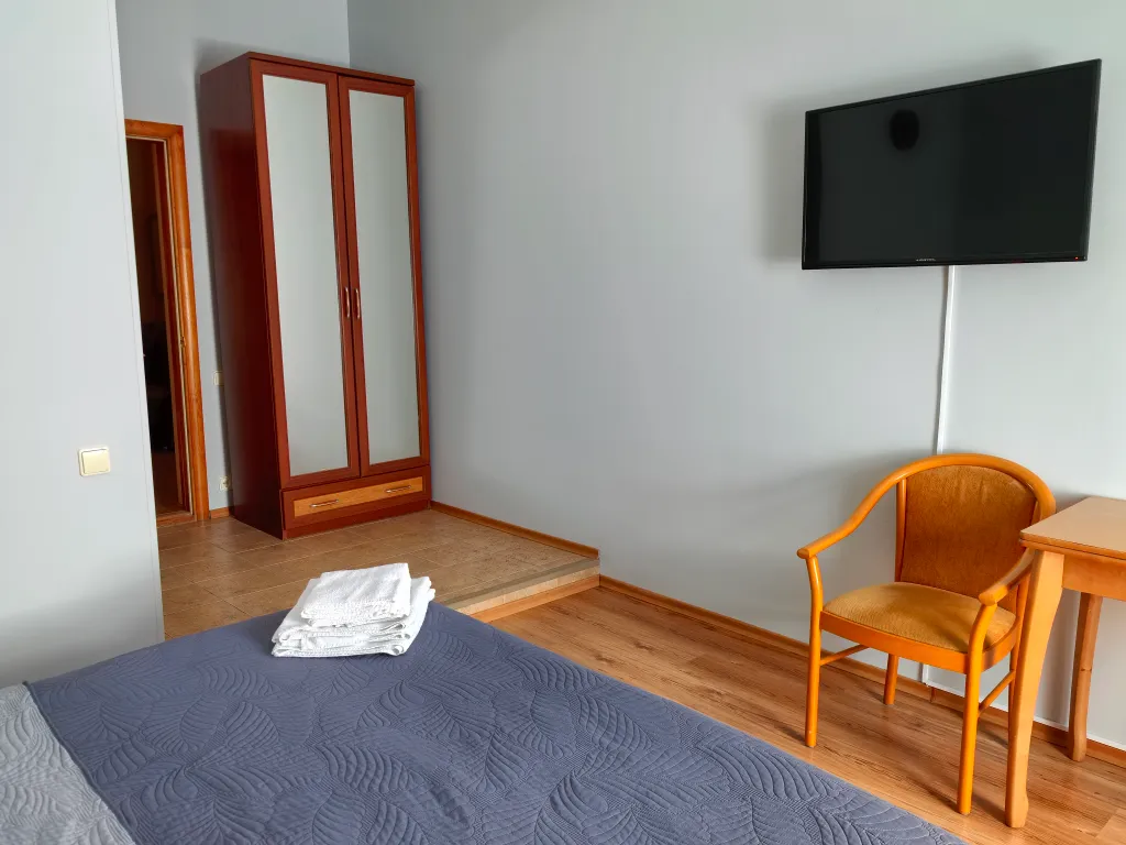 Трёхместный номер COMFORT Трехместная комната повышенной комфортности для 3-х взрослых — Парк Лейн Инн, фото 4 из 5