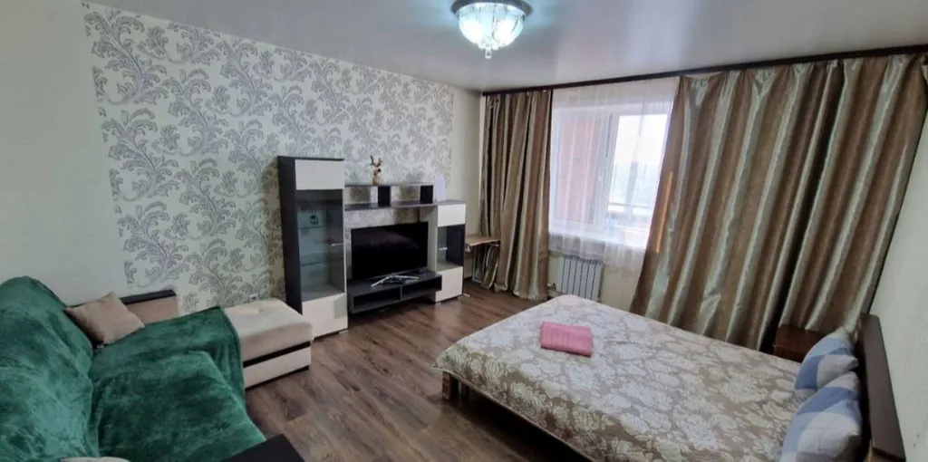 Квартира однокомнатная на улице Сурнова, 45 м², Иркутск — спальня, фото 2