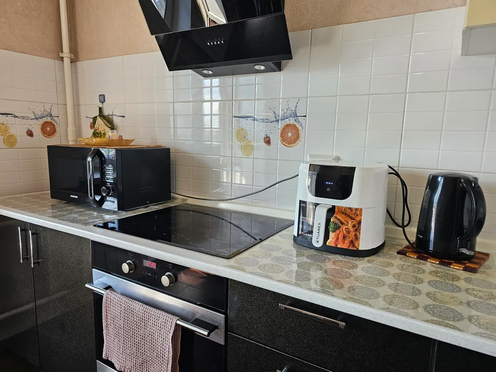 Квартира однокомнатная на улице Сурнова, 45 м², Иркутск — кухня