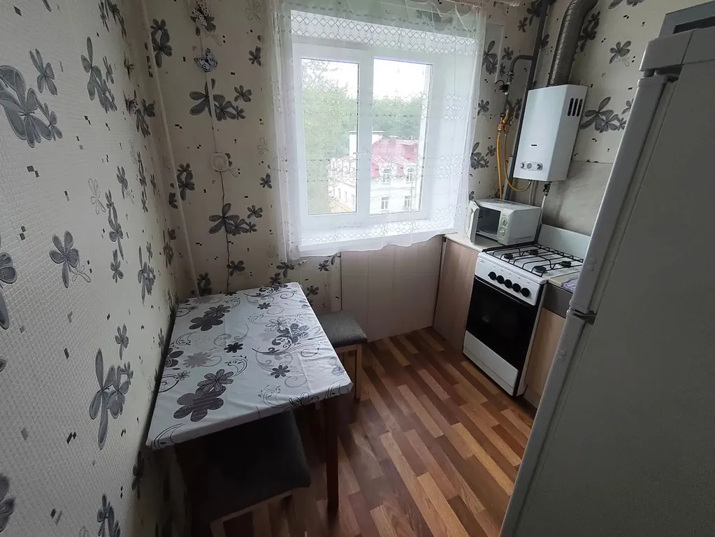 Квартира однокомнатная на улице Тимура Фрунзе - Оловянка, 30 м², Великий Новгород — кухня, фото 9