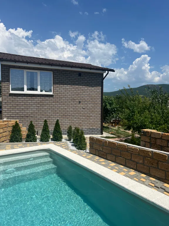 Уютный номер в доме с беседкой и бассейном