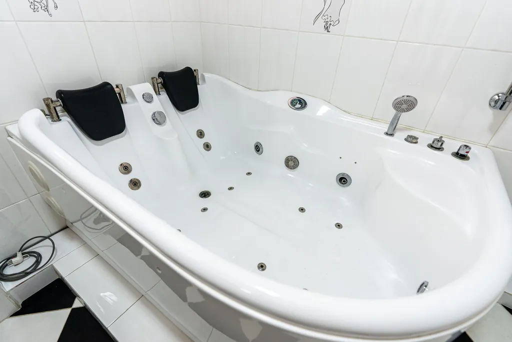 Двухуровневые апартаменты белые