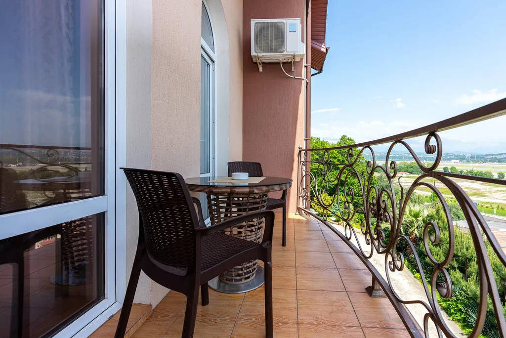 Двухуровневые апартаменты белые