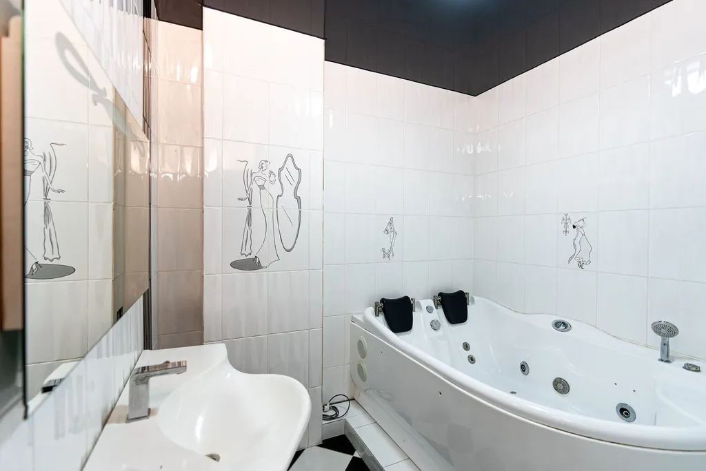 Двухуровневые апартаменты белые