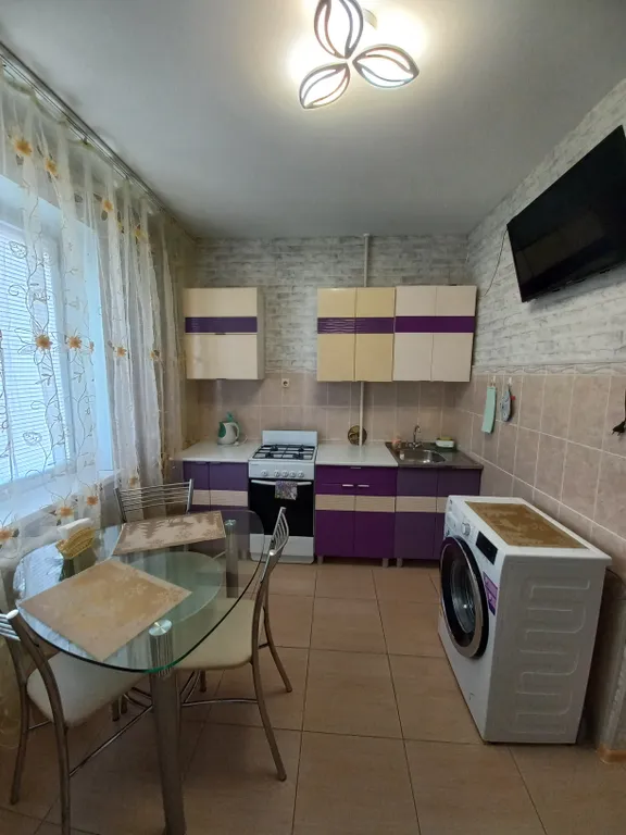Квартира однокомнатная в микрорайоне 5-й, 40 м², Камышин — кухня, фото 3