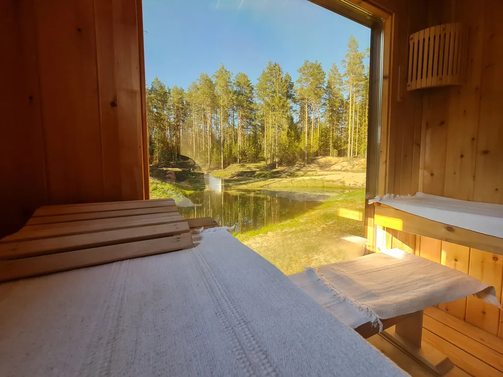 Коттедж у озера в сосновом лесу